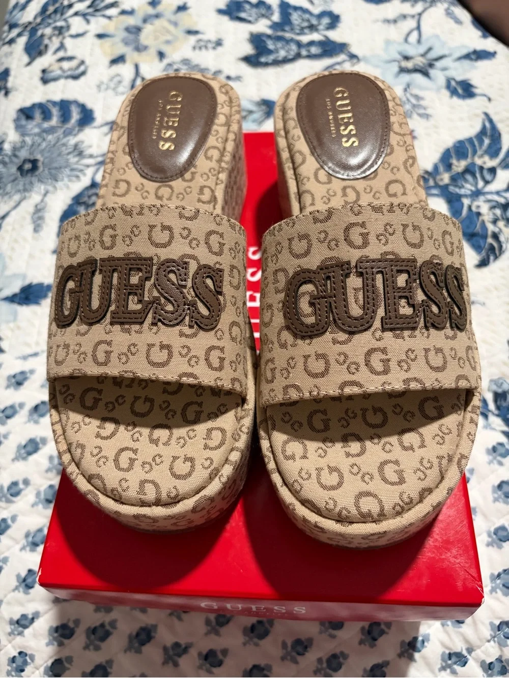 GUESS Logo Platform Slide